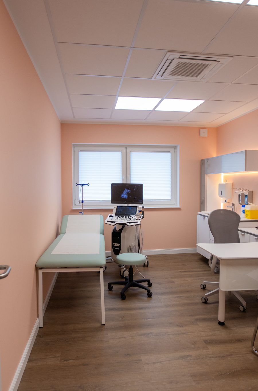 Behandlungszimmer mit Ultraschallgerät