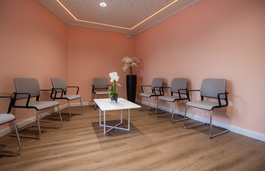 Wartezimmer mit Sitzgelegenheiten
